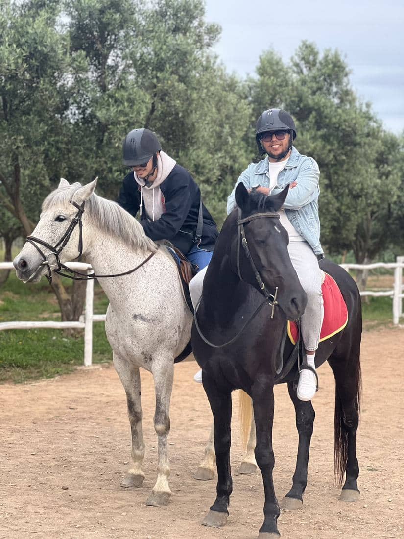 Chevaux et cavaliers dans les oliveraies et les vergers en fleur