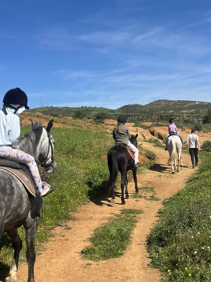 Cavaliers sur les hauteurs, la vallée et la mer en contrebas