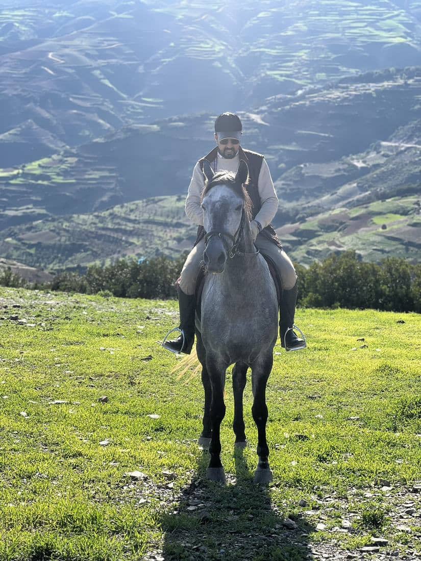Cavaliers sur les hauteurs, la vallée et la mer en contrebas