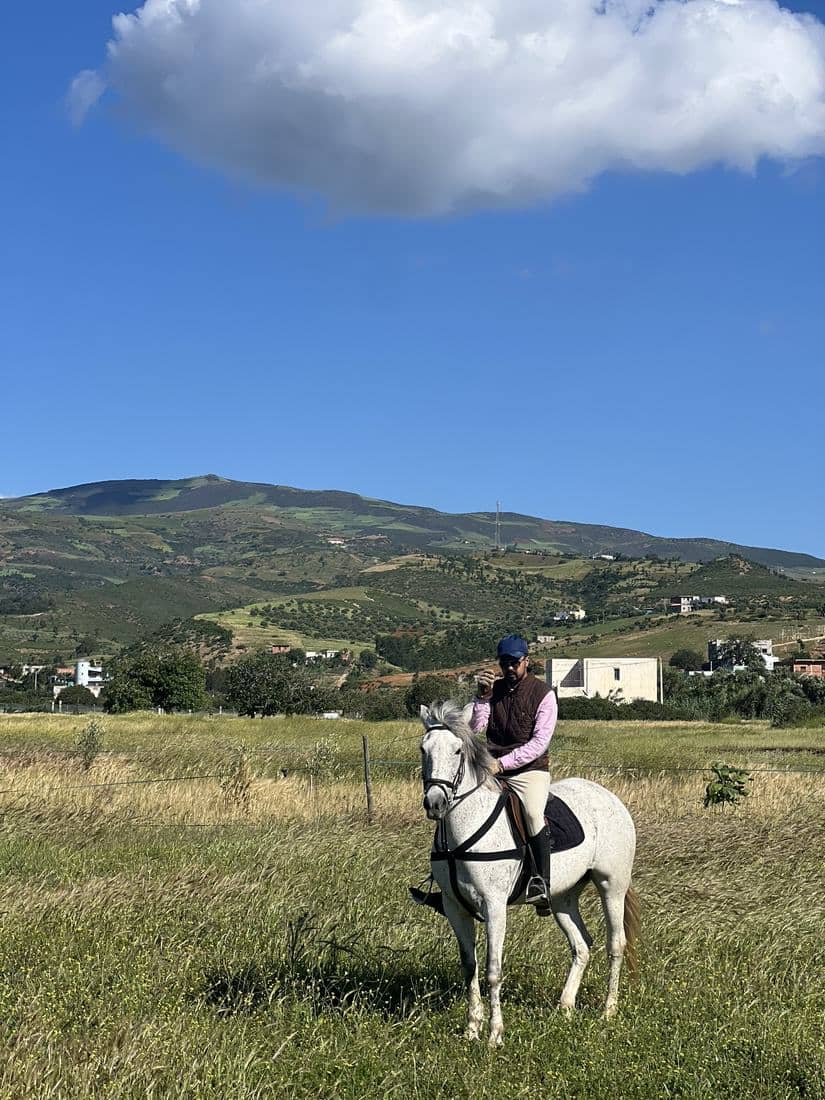 Cavaliers sur les hauteurs, la vallée et la mer en contrebas