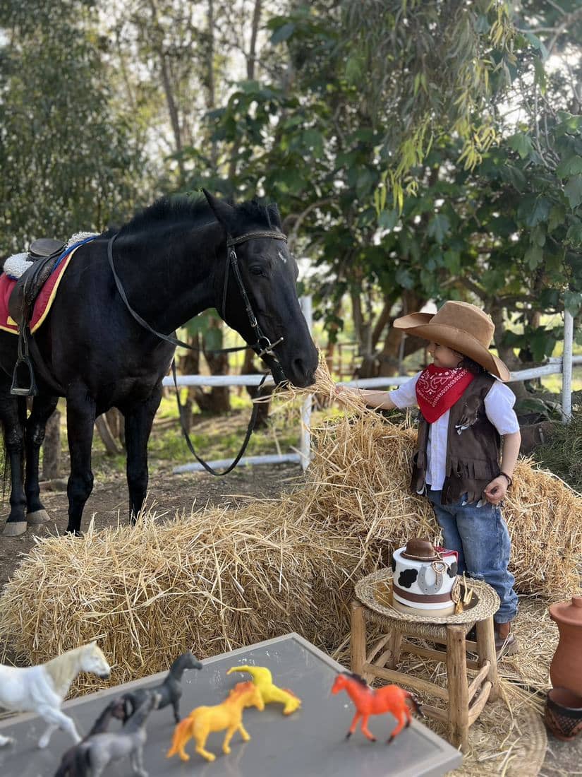 Enfants et familles à cheval, en tenue de cavalier