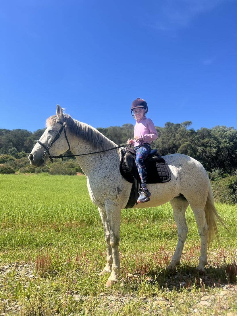 Enfants et familles à cheval, en tenue de cavalier