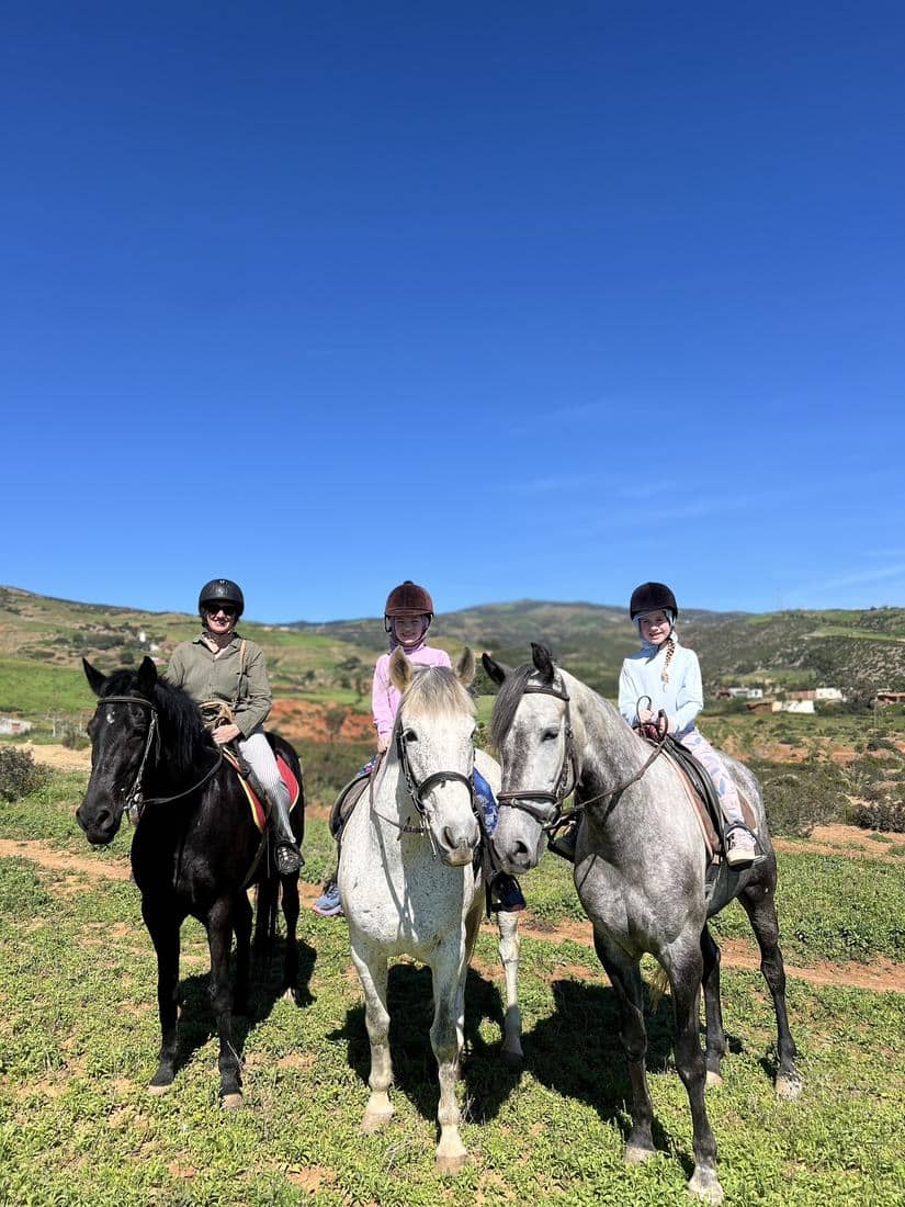 Enfants et familles à cheval, en tenue de cavalier