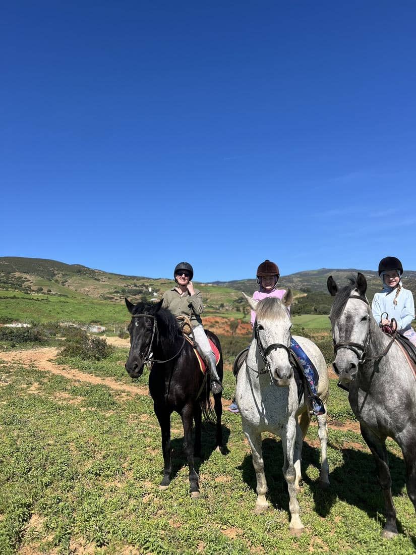 Enfants et familles à cheval, en tenue de cavalier