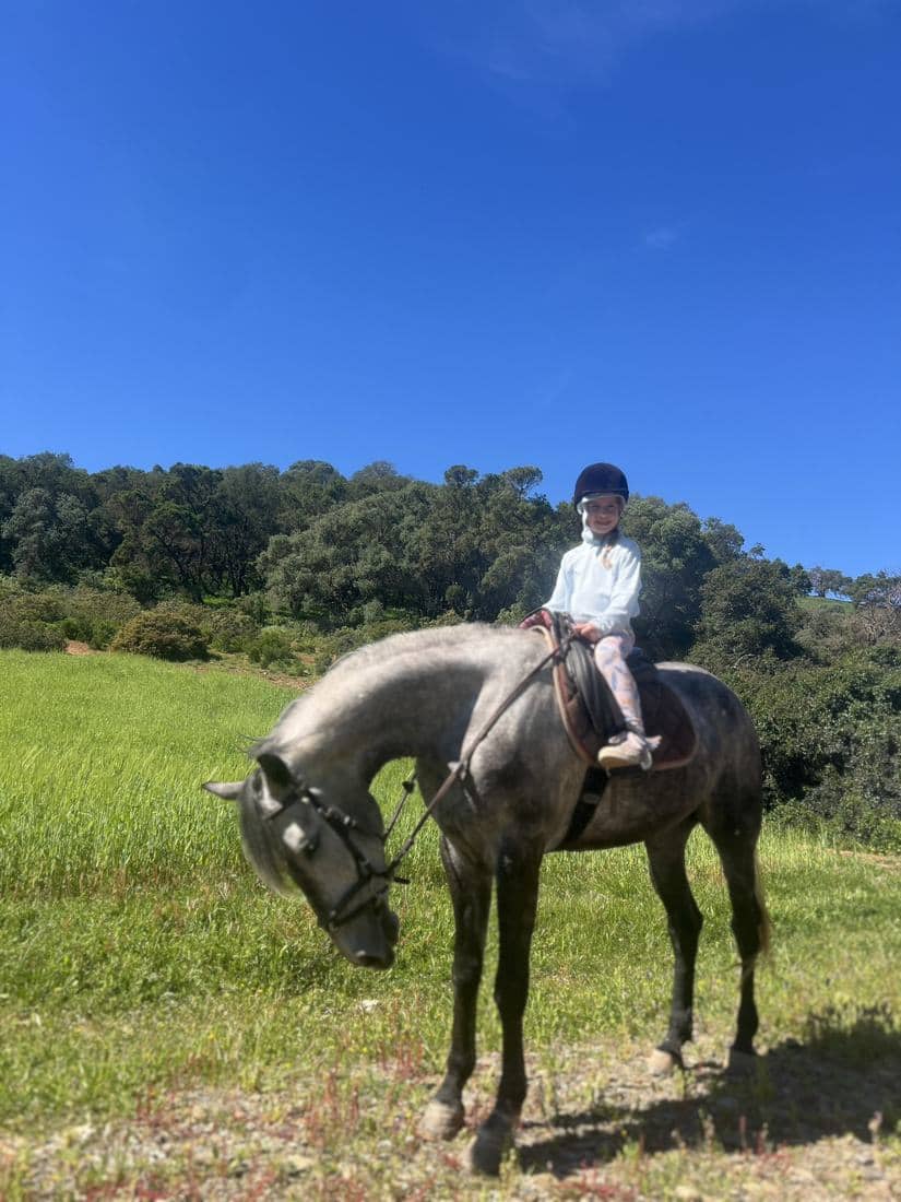 Enfants et familles à cheval, en tenue de cavalier