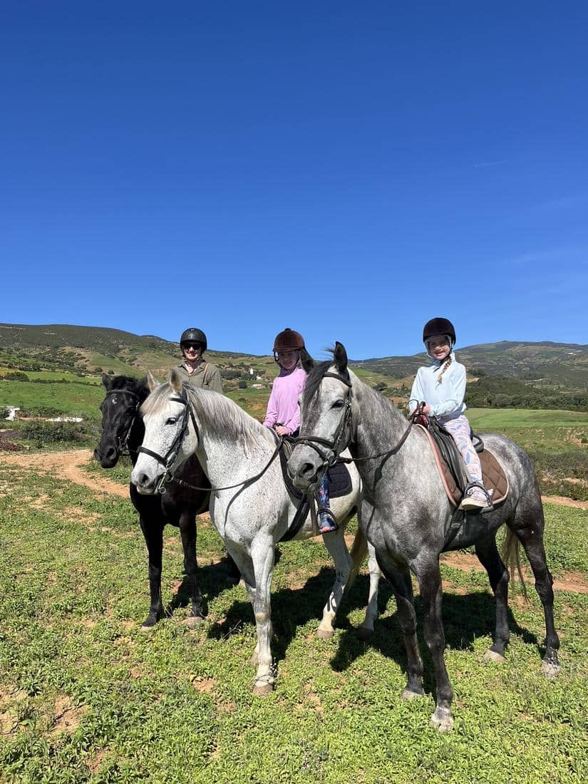 Enfants et familles à cheval, en tenue de cavalier