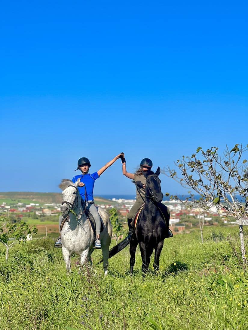 Enfants et familles à cheval, en tenue de cavalier
