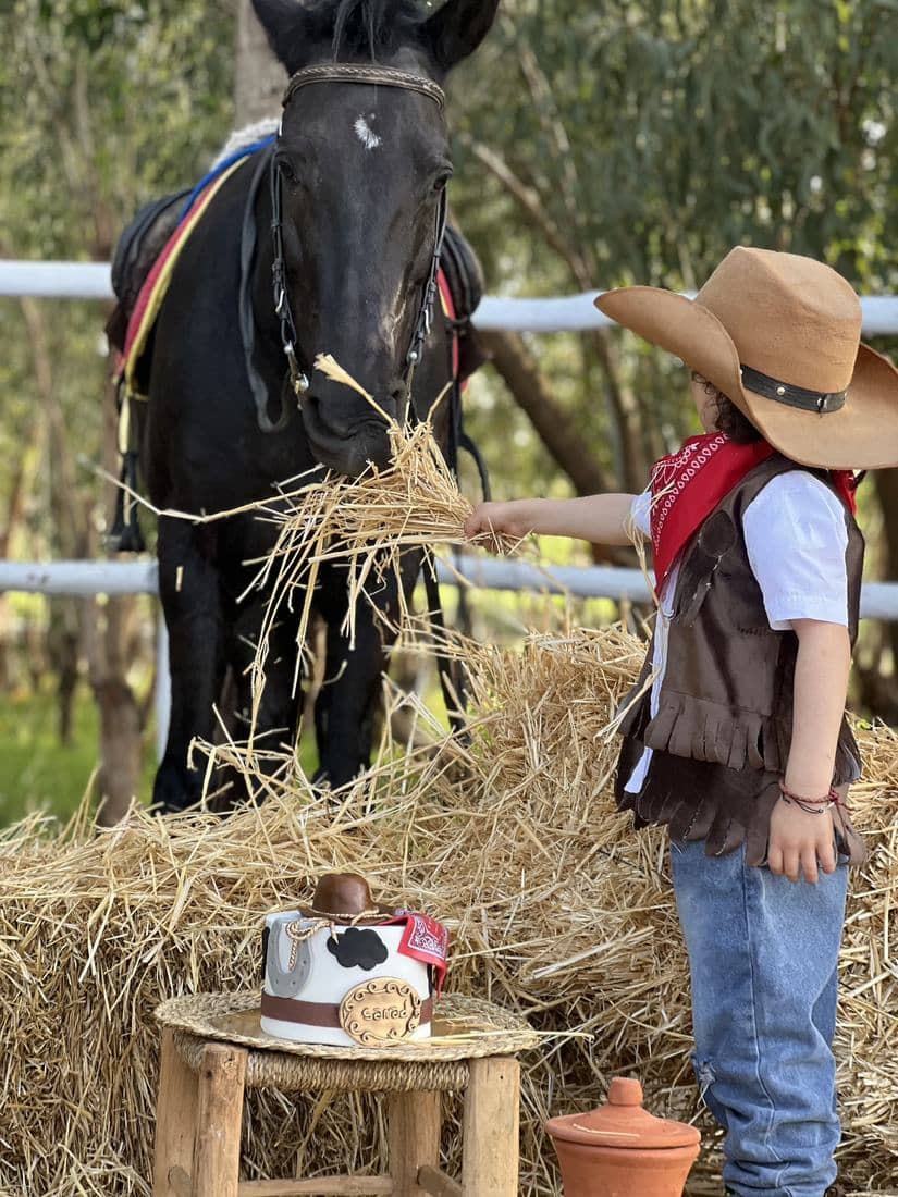 Enfants et familles à cheval, en tenue de cavalier