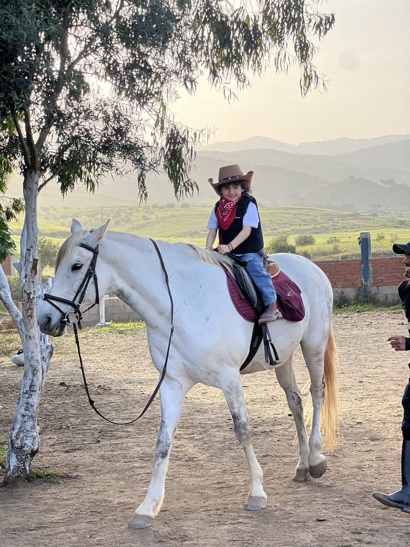 Enfants et familles à cheval, en tenue de cavalier