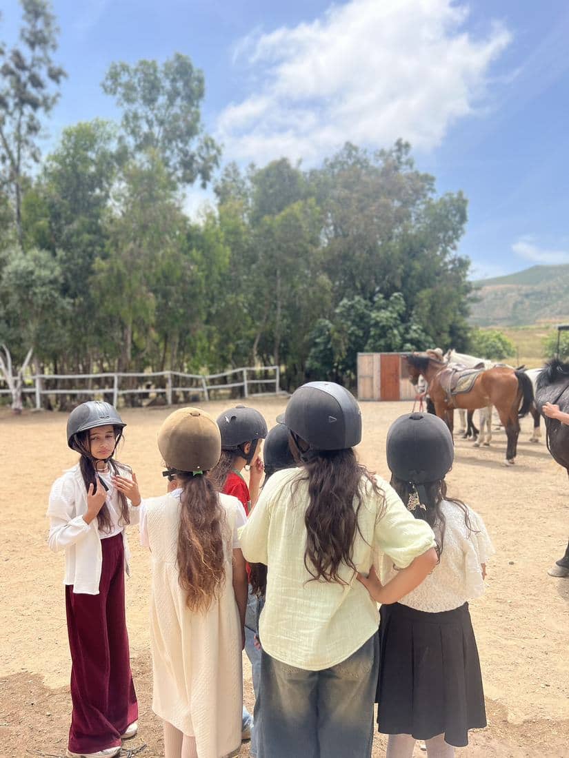Enfants et familles à cheval, en tenue de cavalier