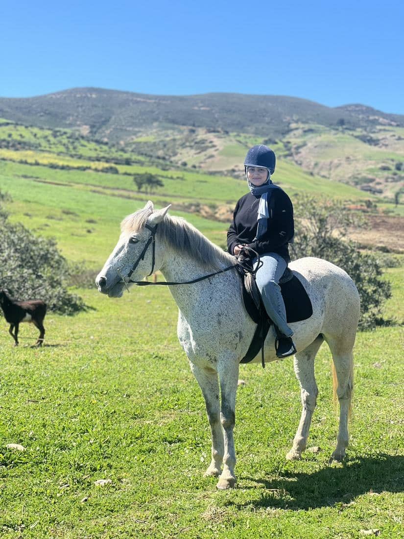 Enfants et familles à cheval, en tenue de cavalier