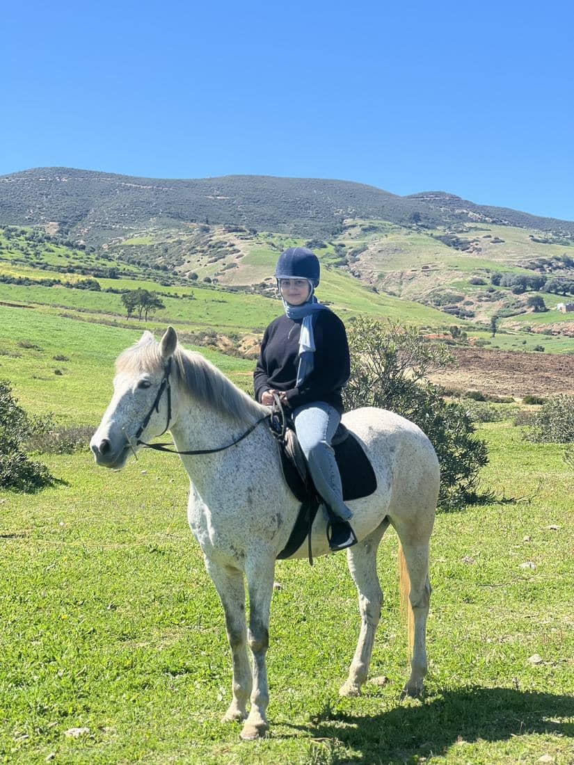 Enfants et familles à cheval, en tenue de cavalier