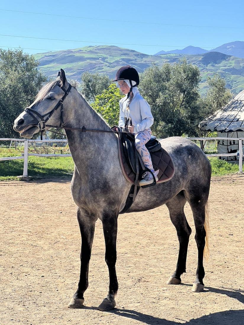 Enfants et familles à cheval, en tenue de cavalier