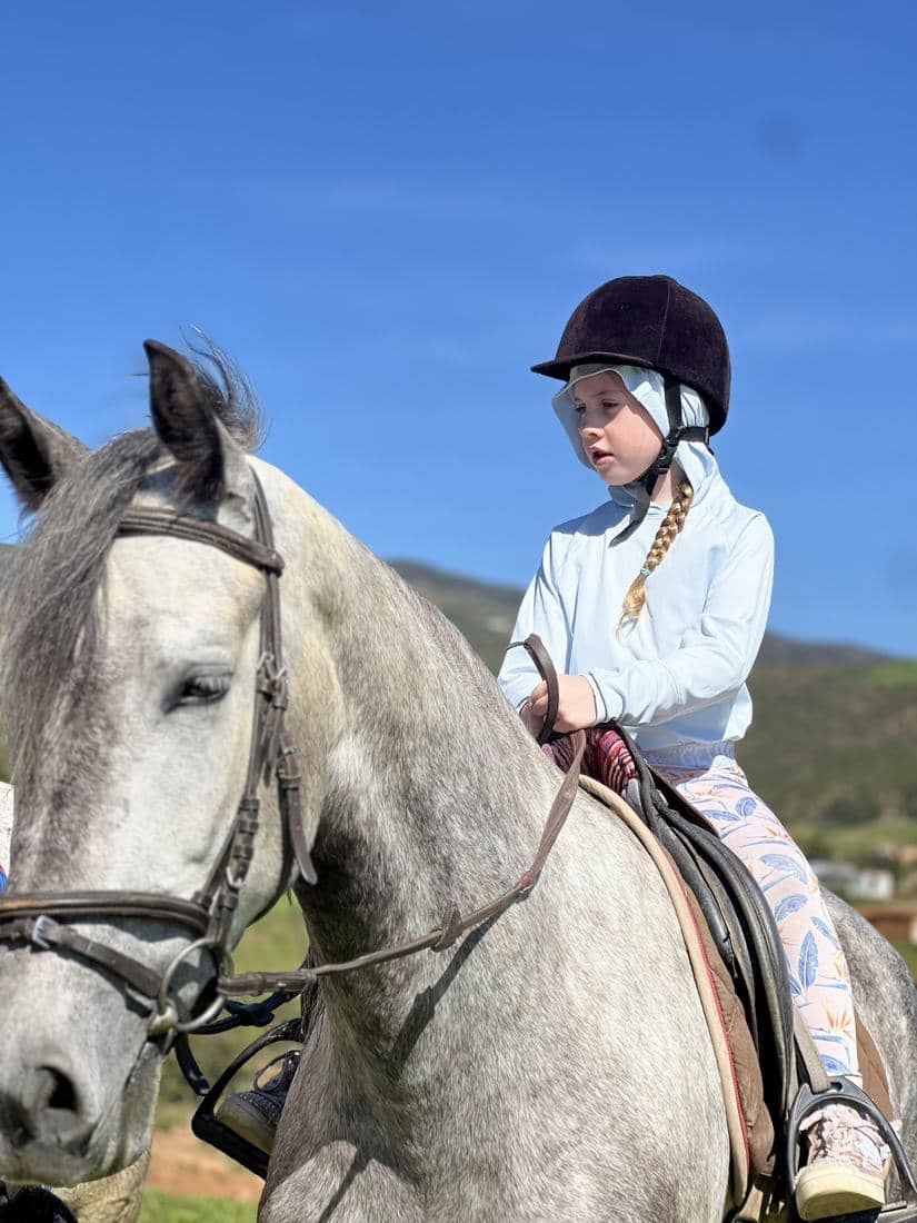 Enfants et familles à cheval, en tenue de cavalier