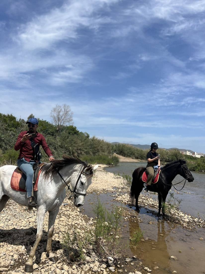 Cavaliers le long de l'oued Laou et de ses lagunes, entre les roseaux et les montagnes