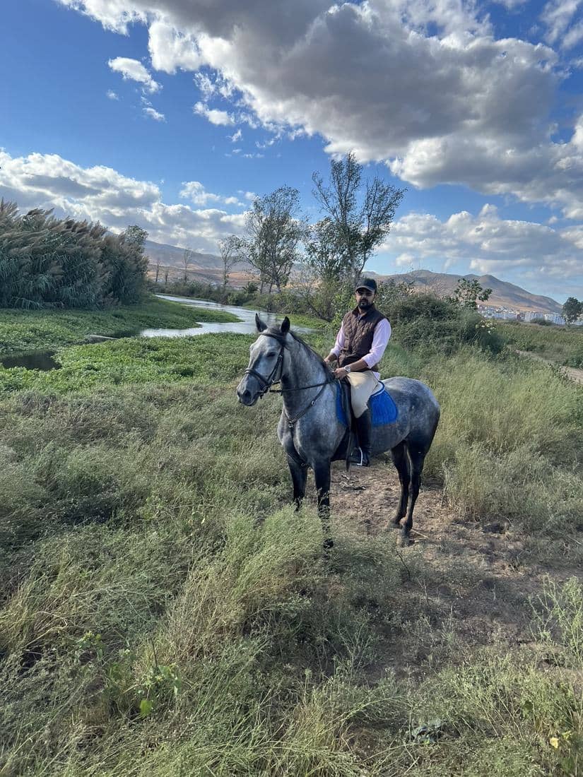 Cavaliers le long de l'oued Laou et de ses lagunes, entre les roseaux et les montagnes