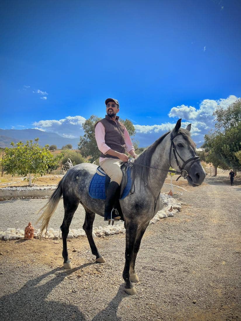 Cavaliers le long de l'oued Laou et de ses lagunes, entre les roseaux et les montagnes