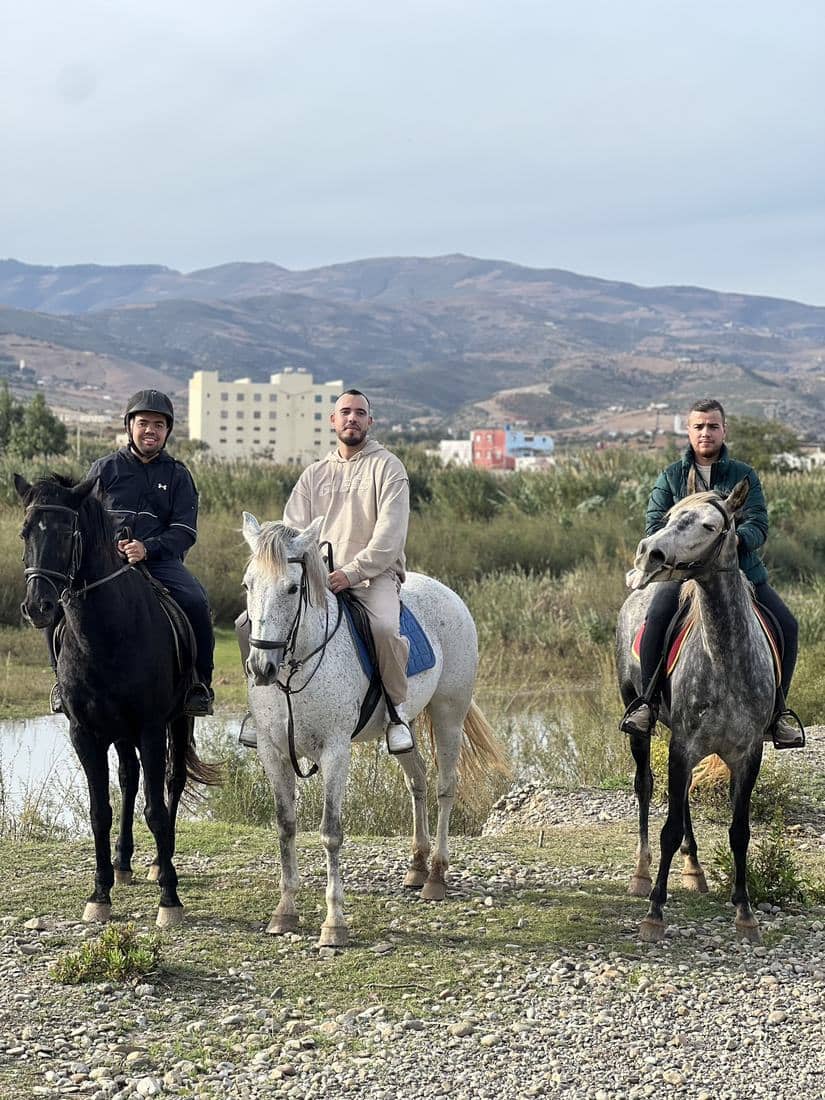 Cavaliers le long de l'oued Laou et de ses lagunes, entre les roseaux et les montagnes