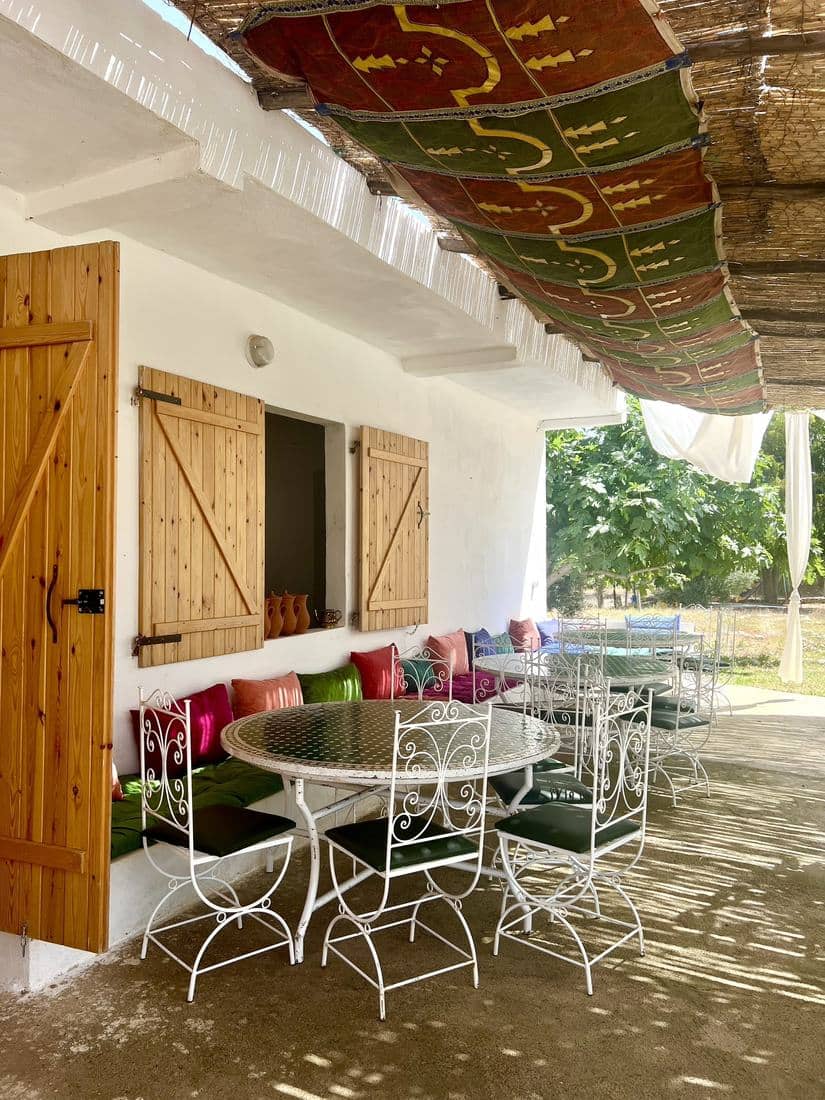 La terrasse et le salon du Parc Midayous, tables dressées et décor marocain