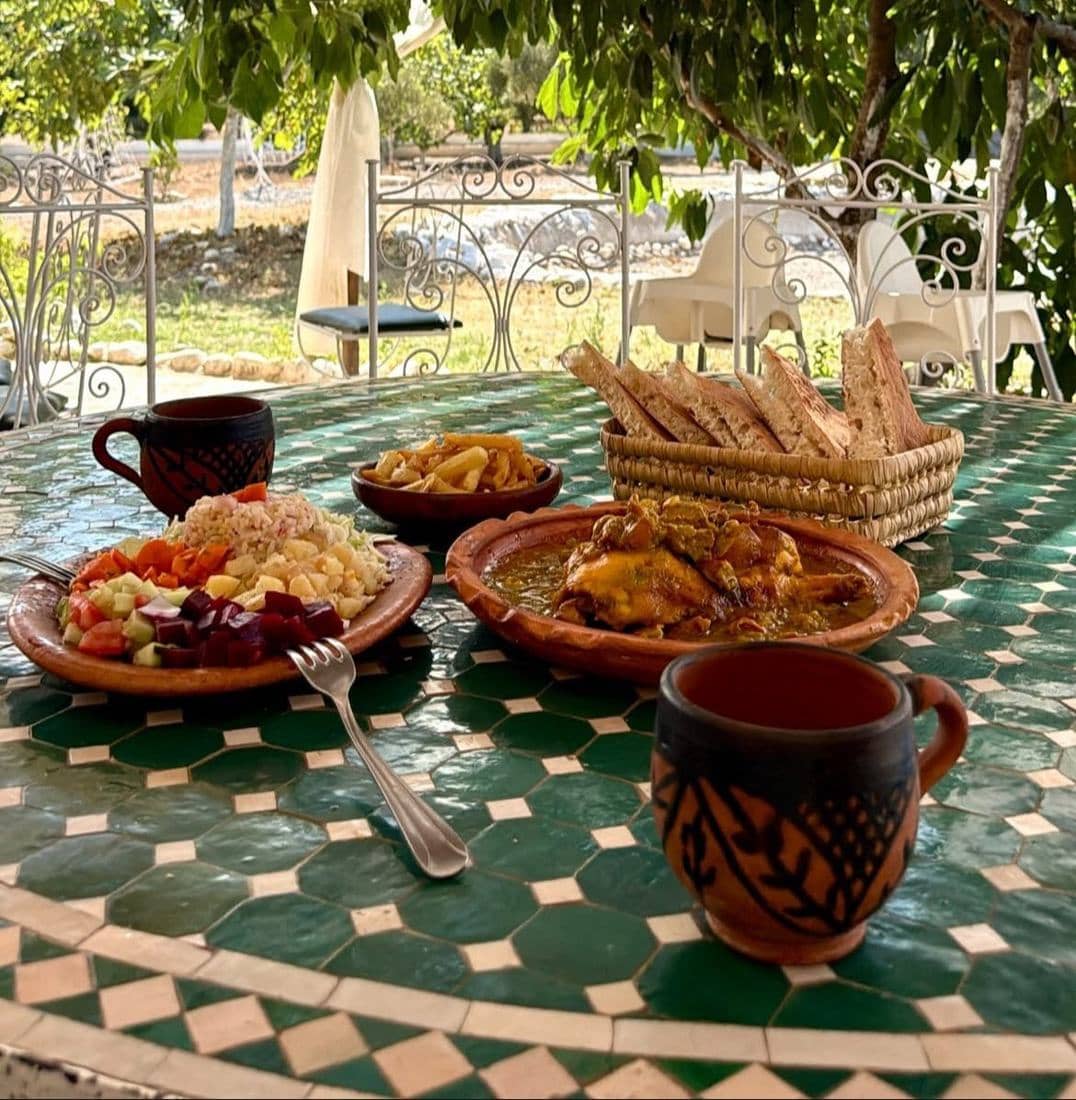 La terrasse et le salon du Parc Midayous, tables dressées et décor marocain