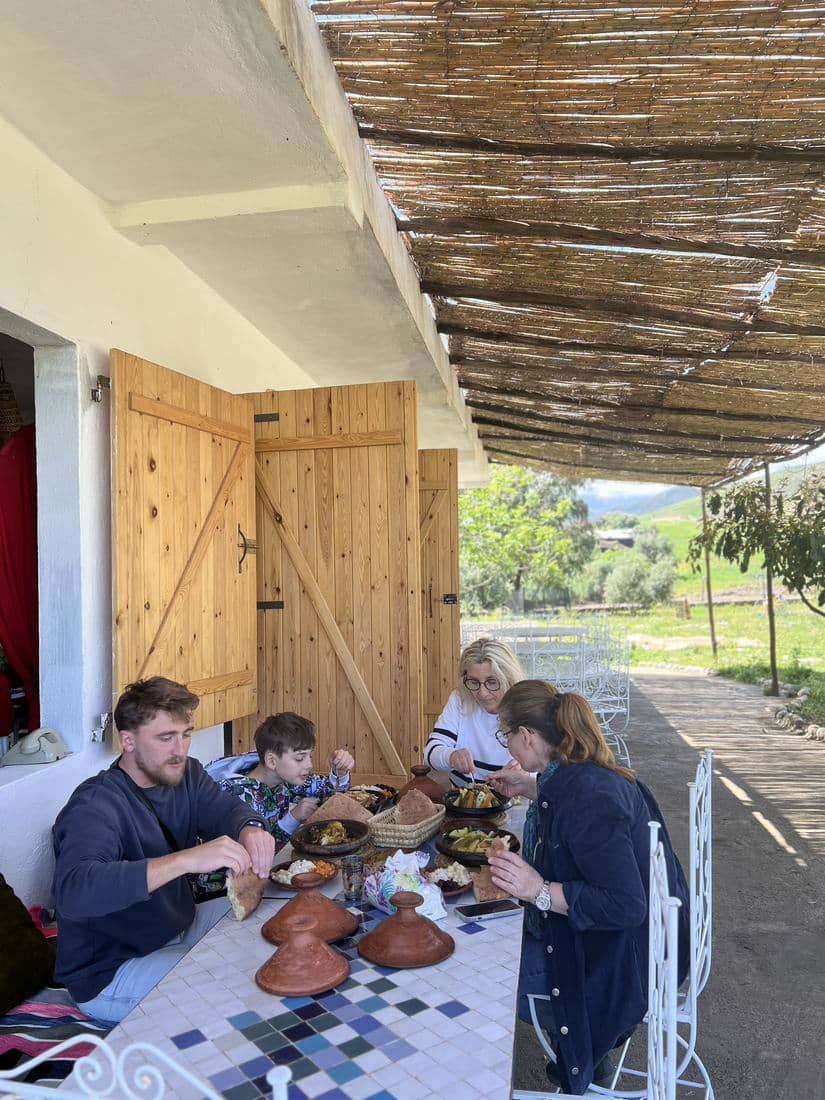 La terrasse et le salon du Parc Midayous, tables dressées et décor marocain