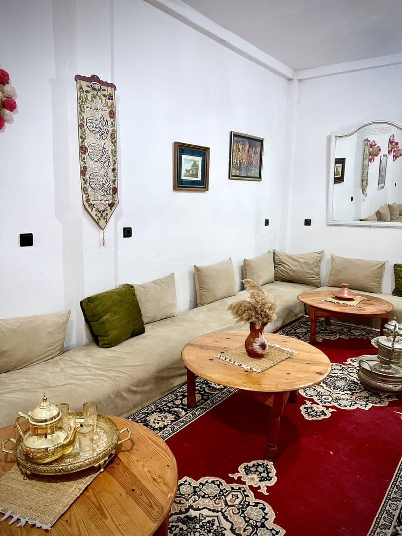 La terrasse et le salon du Parc Midayous, tables dressées et décor marocain