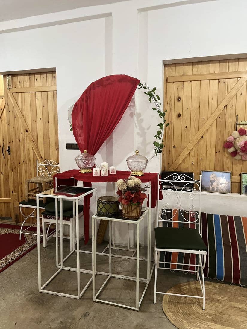 La terrasse et le salon du Parc Midayous, tables dressées et décor marocain