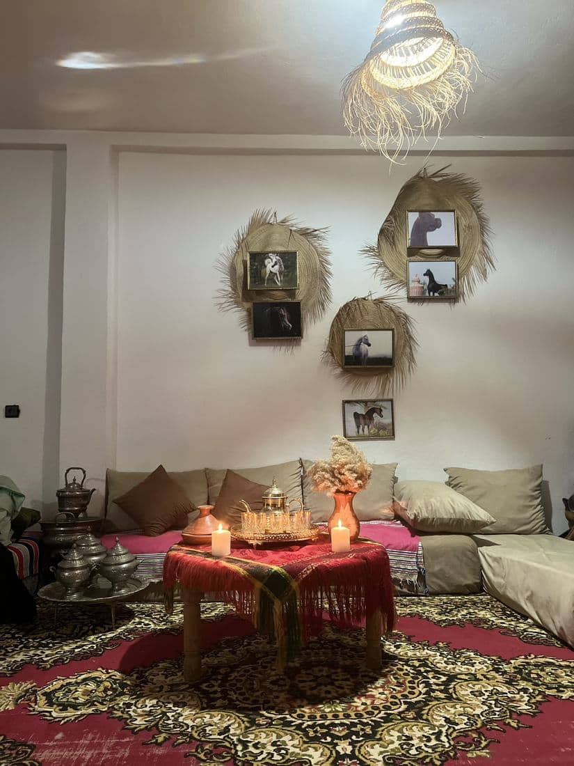La terrasse et le salon du Parc Midayous, tables dressées et décor marocain