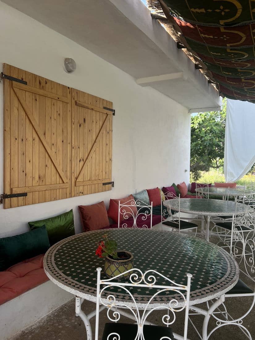La terrasse et le salon du Parc Midayous, tables dressées et décor marocain