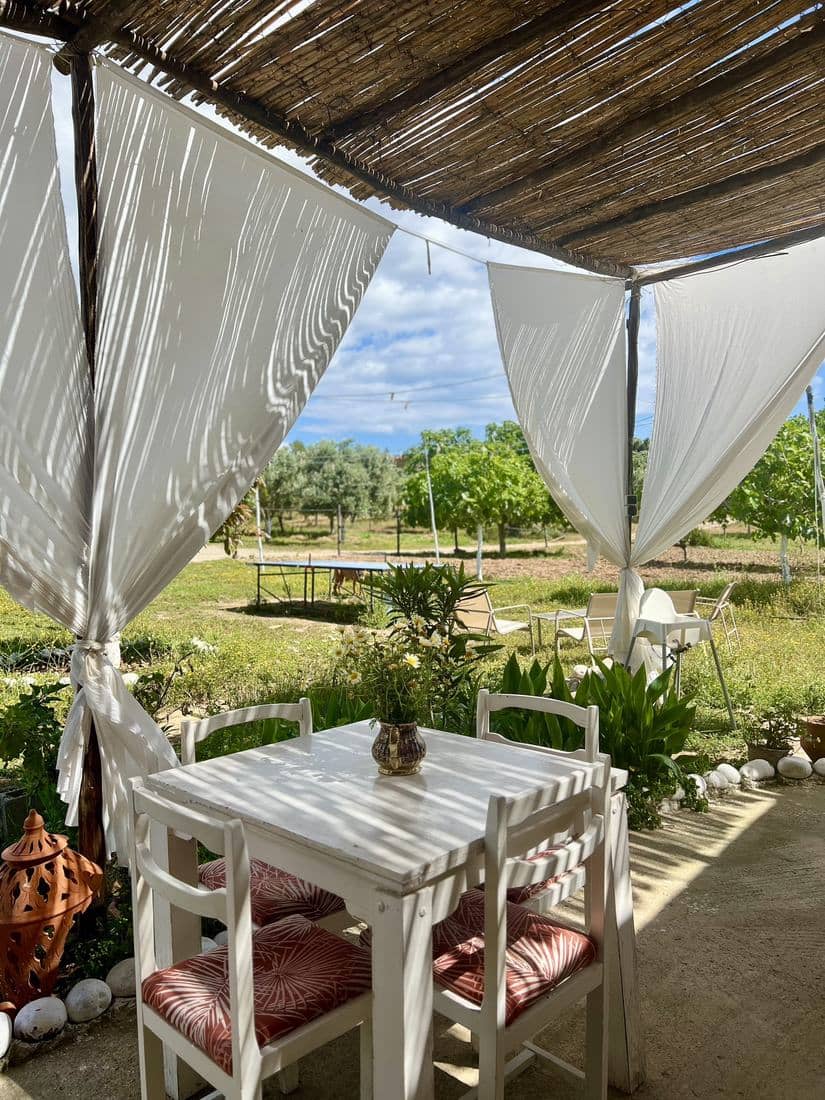La terrasse et le salon du Parc Midayous, tables dressées et décor marocain