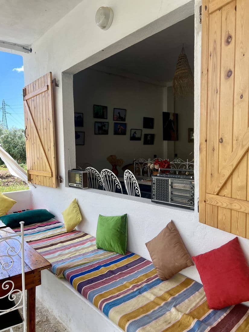 La terrasse et le salon du Parc Midayous, tables dressées et décor marocain