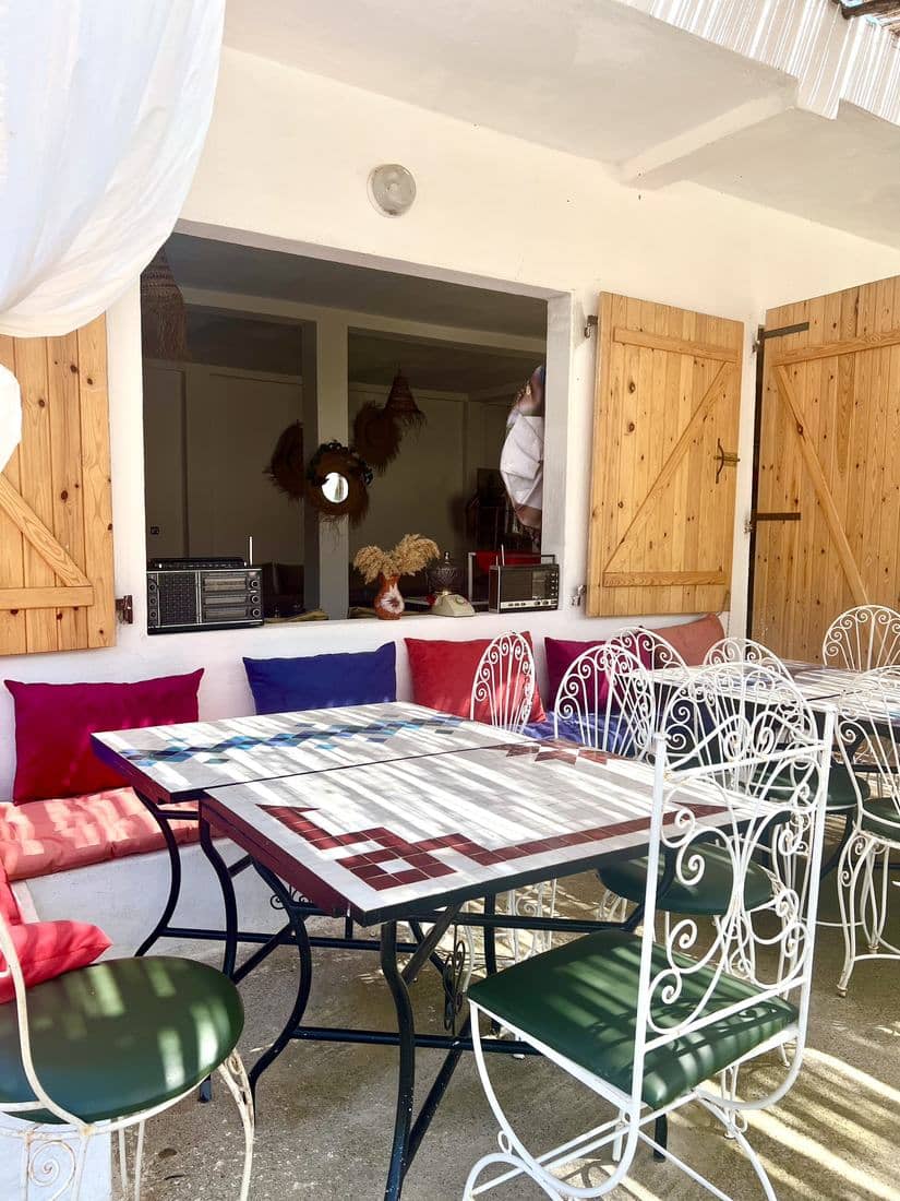 La terrasse et le salon du Parc Midayous, tables dressées et décor marocain