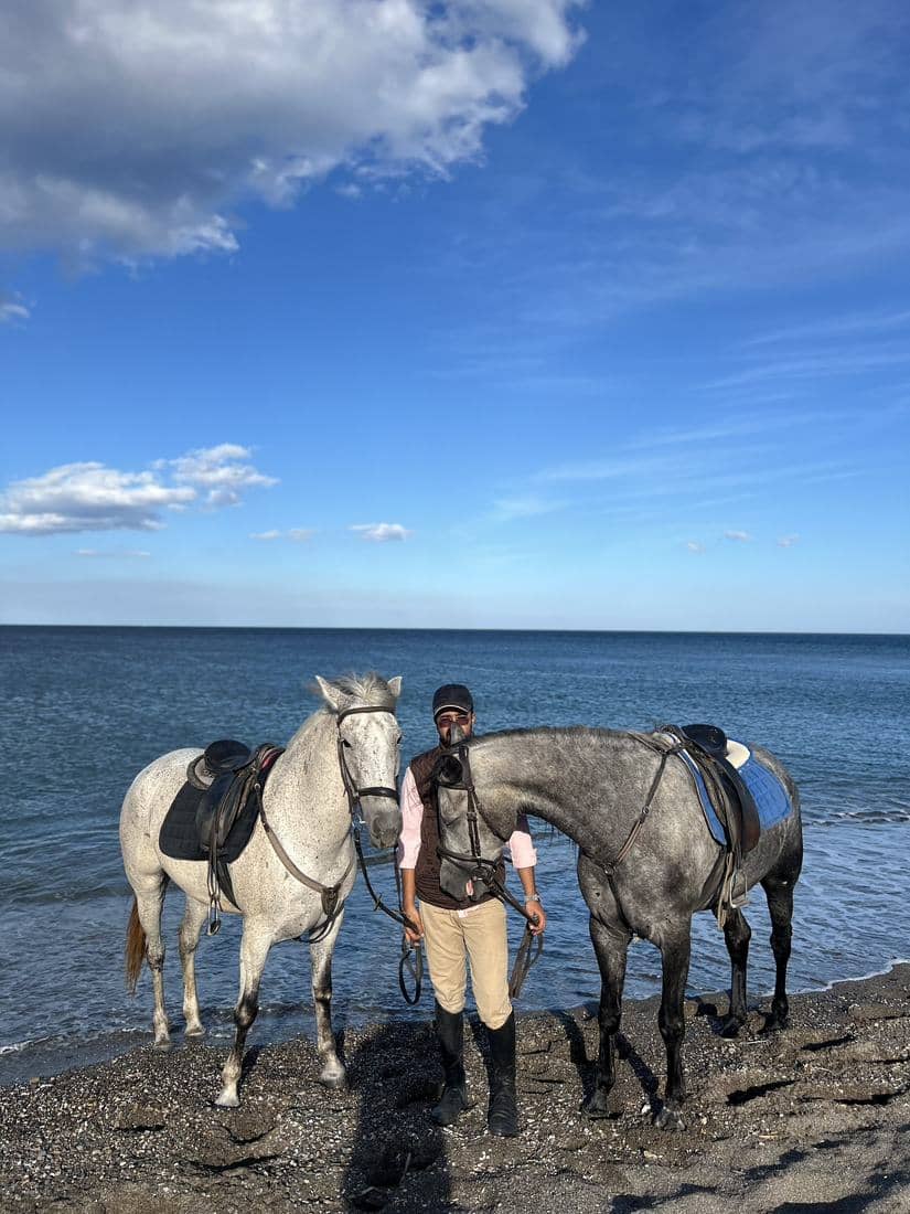 Chevaux et cavaliers sur le sable et dans l'eau de la Méditerranée