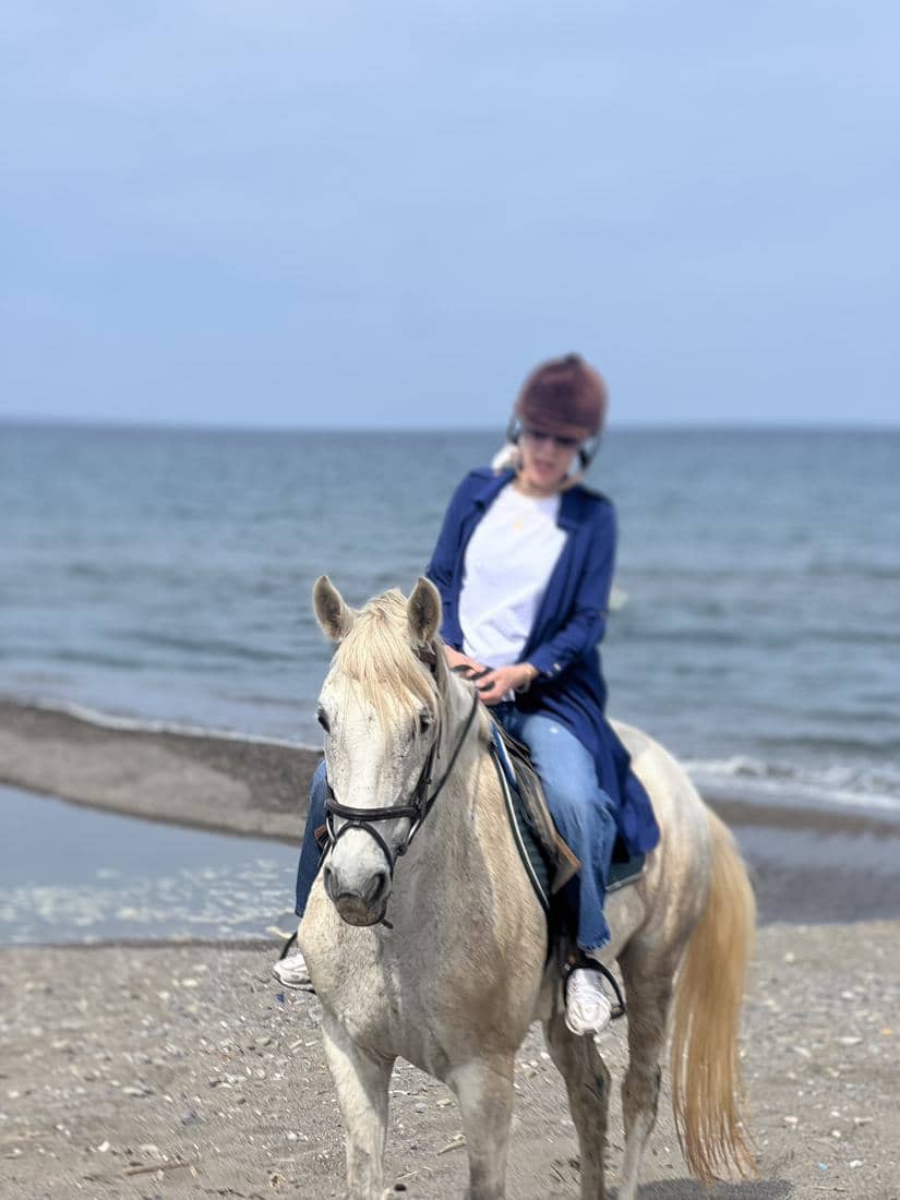 Chevaux et cavaliers sur le sable et dans l'eau de la Méditerranée