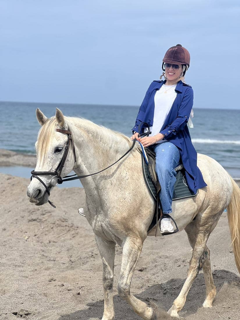 Chevaux et cavaliers sur le sable et dans l'eau de la Méditerranée