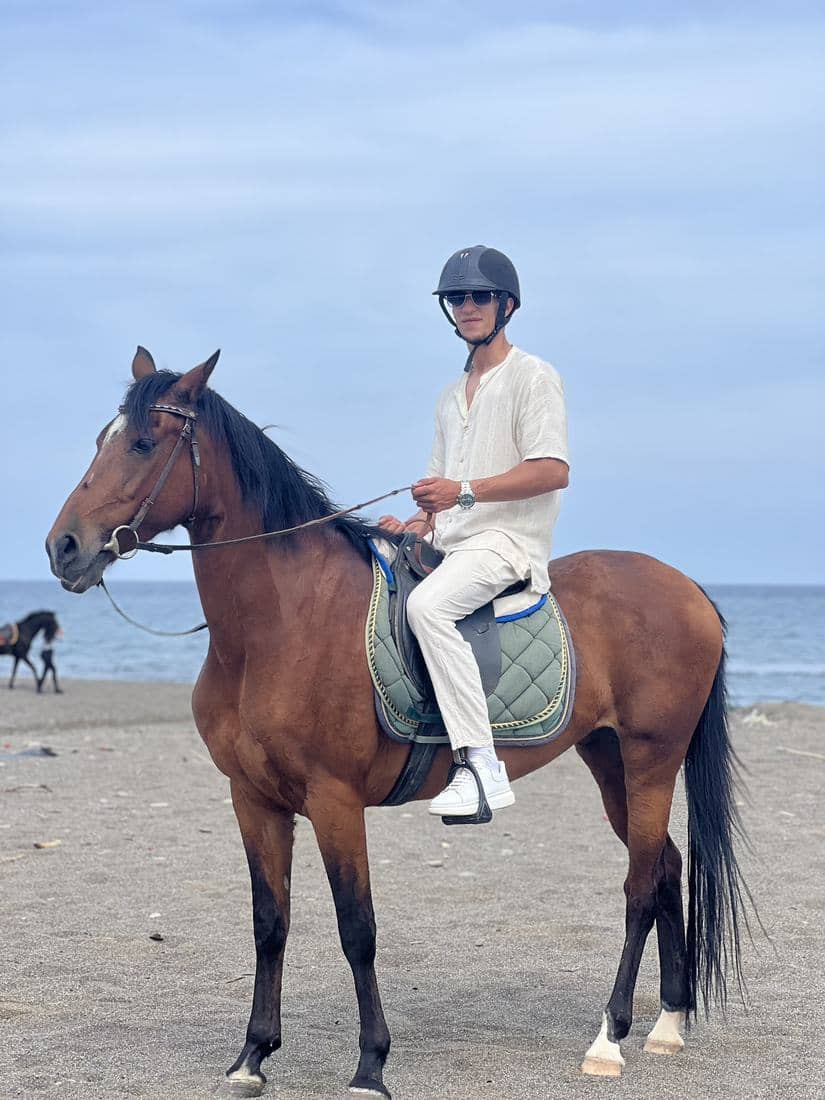 Chevaux et cavaliers sur le sable et dans l'eau de la Méditerranée