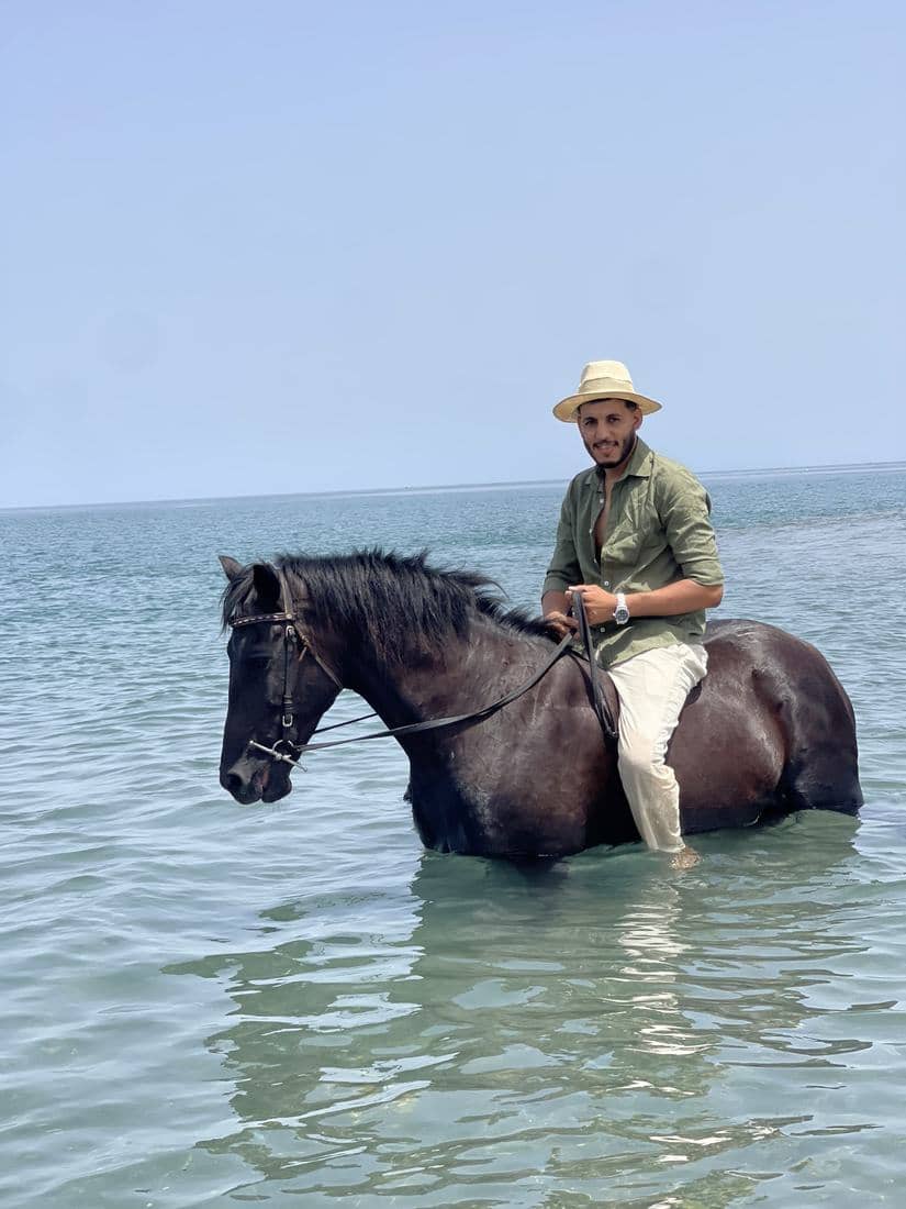 Chevaux et cavaliers sur le sable et dans l'eau de la Méditerranée