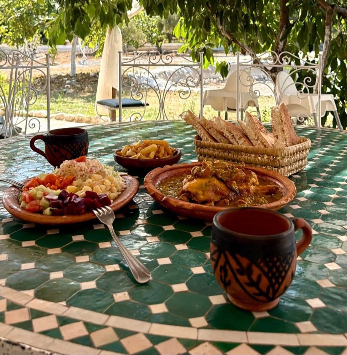 Une table dressée avec un tajine marocain et un service à thé