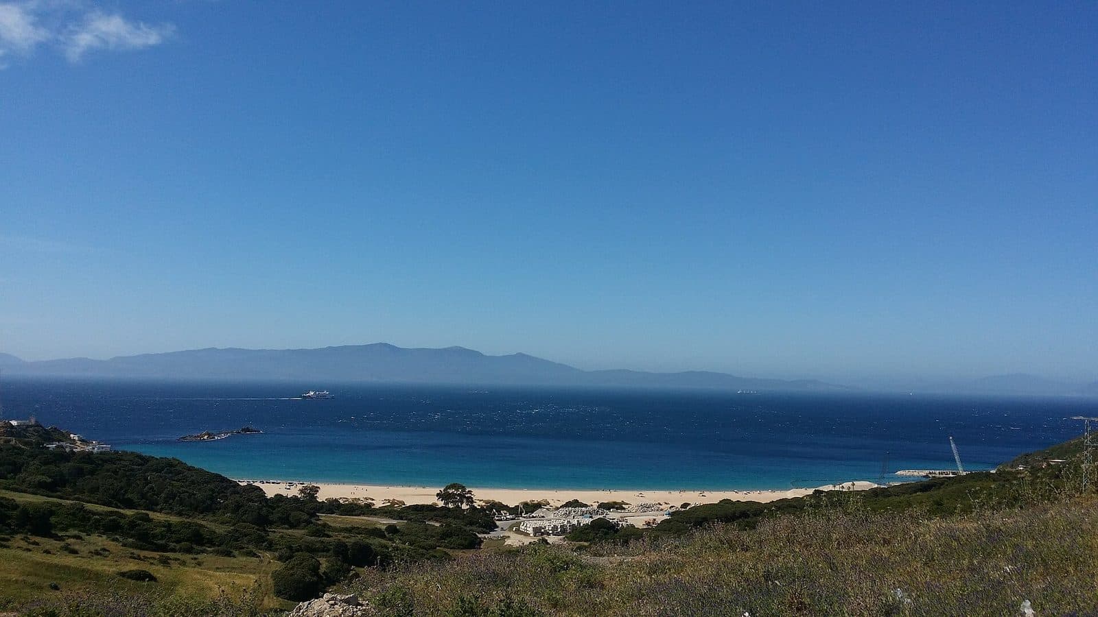 La baie d'Oued Laou, la plage et la Méditerranée