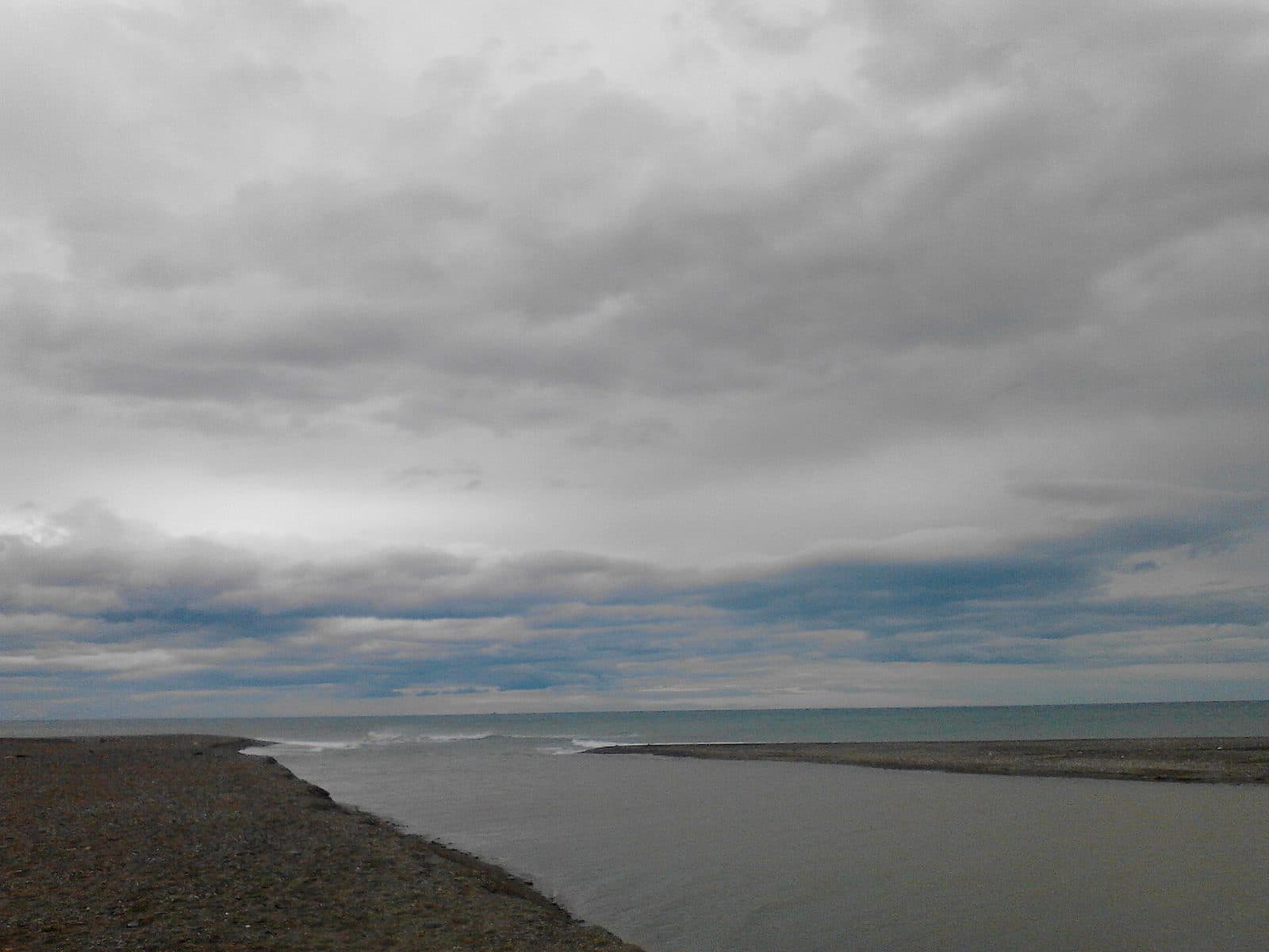L'embouchure de l'oued Laou, là où il rejoint la mer